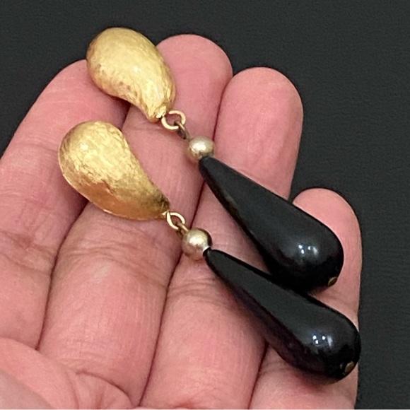 Vintage GIVENCHY Signed Brushed Gold-tone Black Teardrop Dangle Earrings 10.6g - Picture 5 of 14